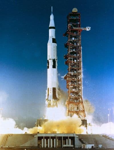 Start rakety Saturn V (NASA).