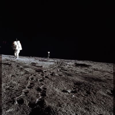 Alan Bean na povrchu Měsíce u televizní kamery, v prachu stopy z vycházky (NASA).