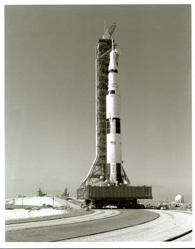 Rollout rakety Saturn V z montážní budovy VAB na startovací rampu (NASA).