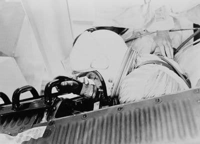 Alan Shepard je usazován do kapsle Freedom 7 před startem (NASA).