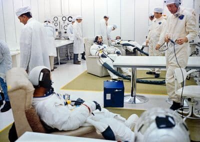 Posádka Apolla 7 se obléká do skafandrů před startem (NASA).