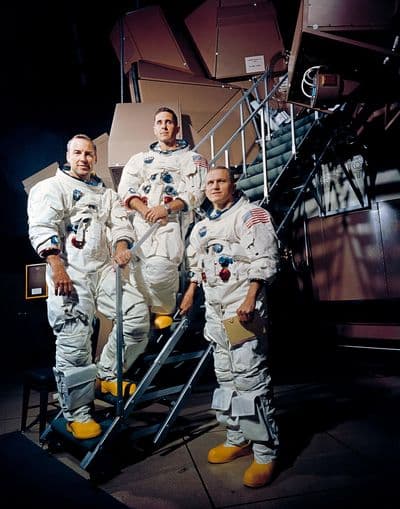 Posádka Apolla 8 (Borman, Lovell, Anders) ve skafandrech na schodech simulátoru (NASA).