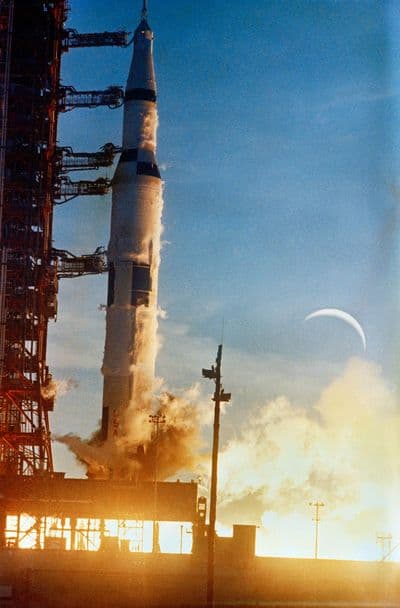 Předsvitový start rakety Saturn V s Apollem 8 — v pozadí srpek Měsíce, 21. prosince 1968 (NASA).