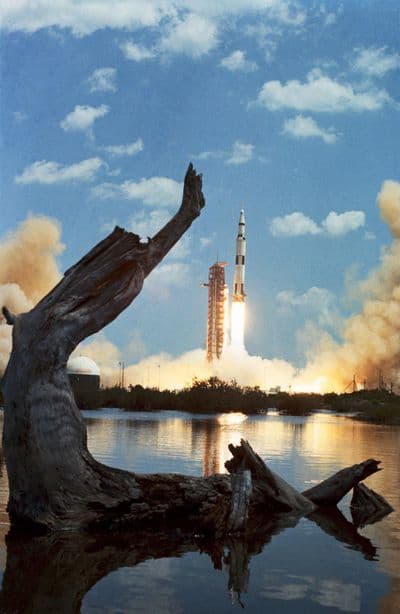 Start rakety Saturn V s Apollem 16 z Kennedyho vesmírného střediska, 16. dubna 1972 (NASA).