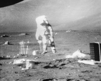 Astronaut během prvního výstupu (EVA) na povrch Měsíce, Apollo 17 (NASA S72-55065).