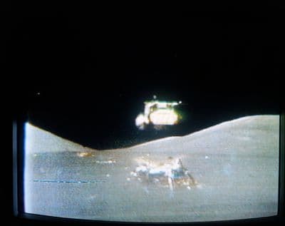 Vzletový stupeň lunárního modulu Challenger odlétá z místa přistání Taurus-Littrow (NASA S72-55421).