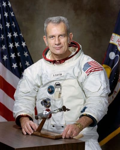 Portrét astronauta Deka Slaytona ve skafandru.