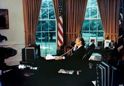 Prezident Gerald Ford hovoří s posádkou Apolla–Sojuz z Oválné pracovny Bílého domu.