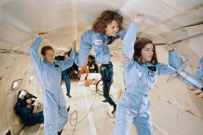 Christa McAuliffeová při výcviku v beztížném stavu na palubě letounu KC-135.