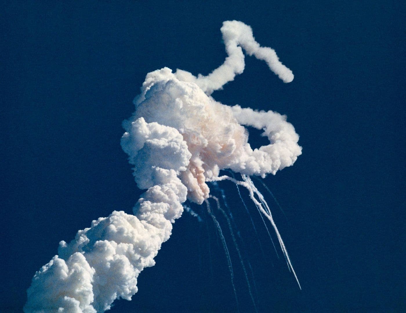 Kouřová stopa po roztržení raketoplánu Challenger 73 sekund po startu.
