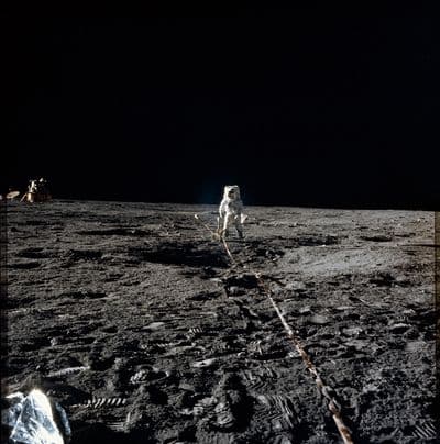 Alan Bean instaluje magnetometr na povrchu Měsíce, Apollo 12.
