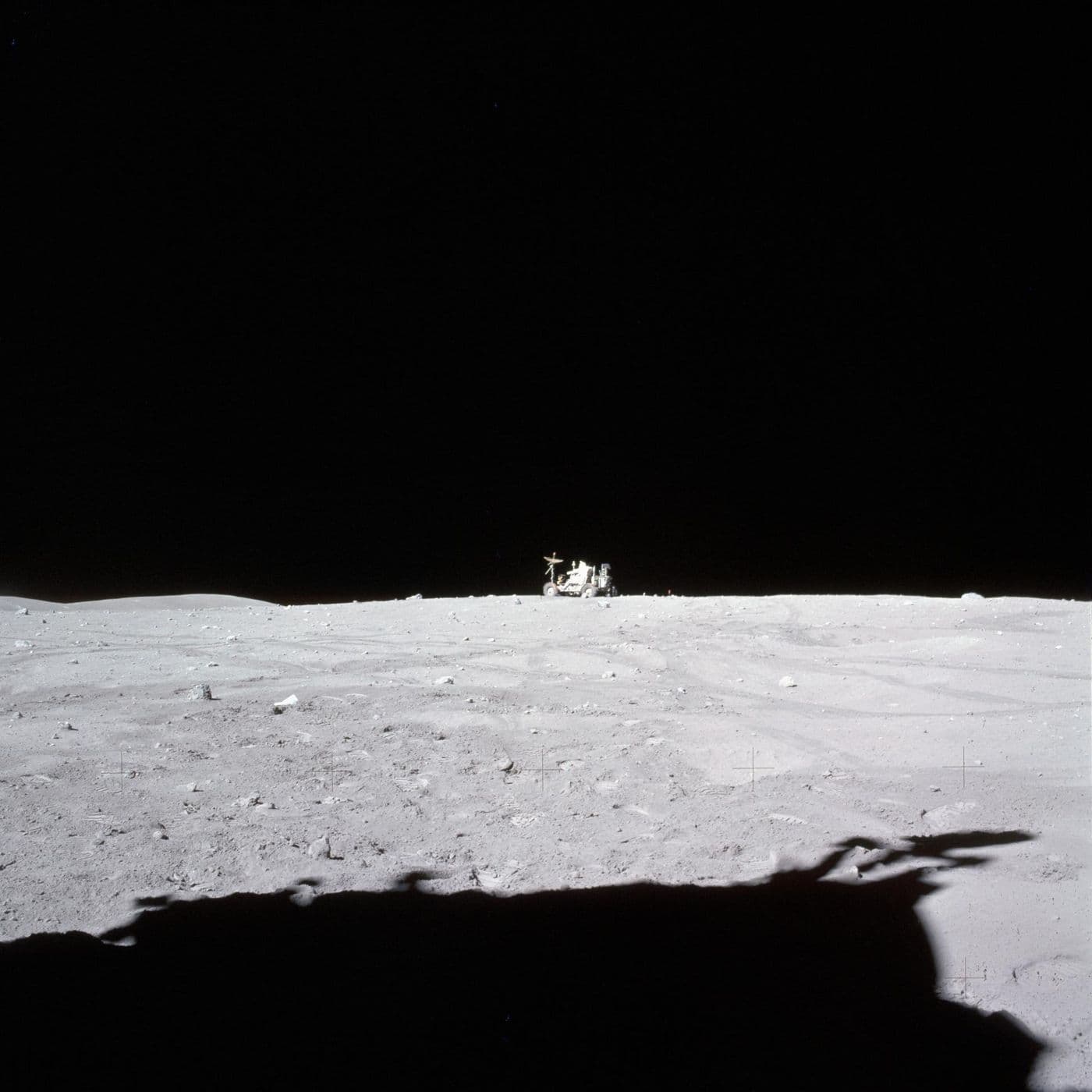 John Young řídí lunární vozidlo k poslední zastávce, Apollo 16.