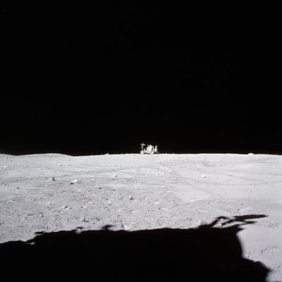 John Young řídí lunární vozidlo k poslední zastávce, Apollo 16.