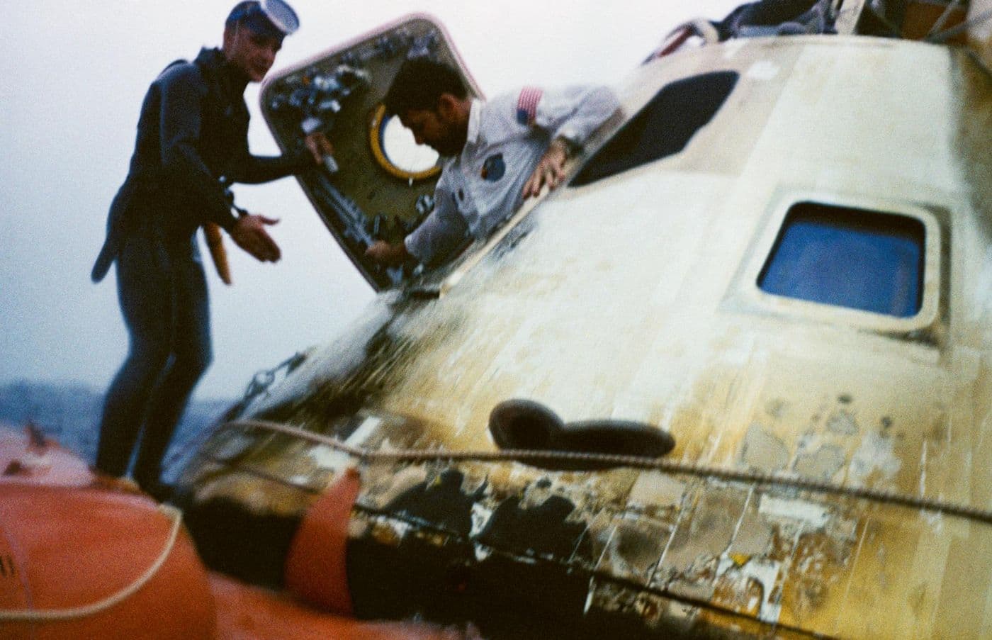 Walter Schirra vystupuje z lodi po přistání, Apollo 7.