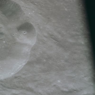 Kráter na odvrácené straně Měsíce vyfotografovaný z Apolla 8 (NASA).