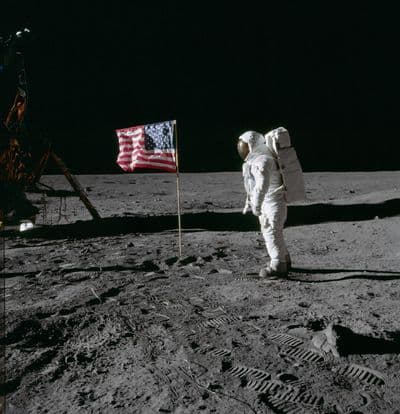 Buzz Aldrin stojí u vlajky USA na povrchu Měsíce, Apollo 11 (NASA AS11-40-5875).