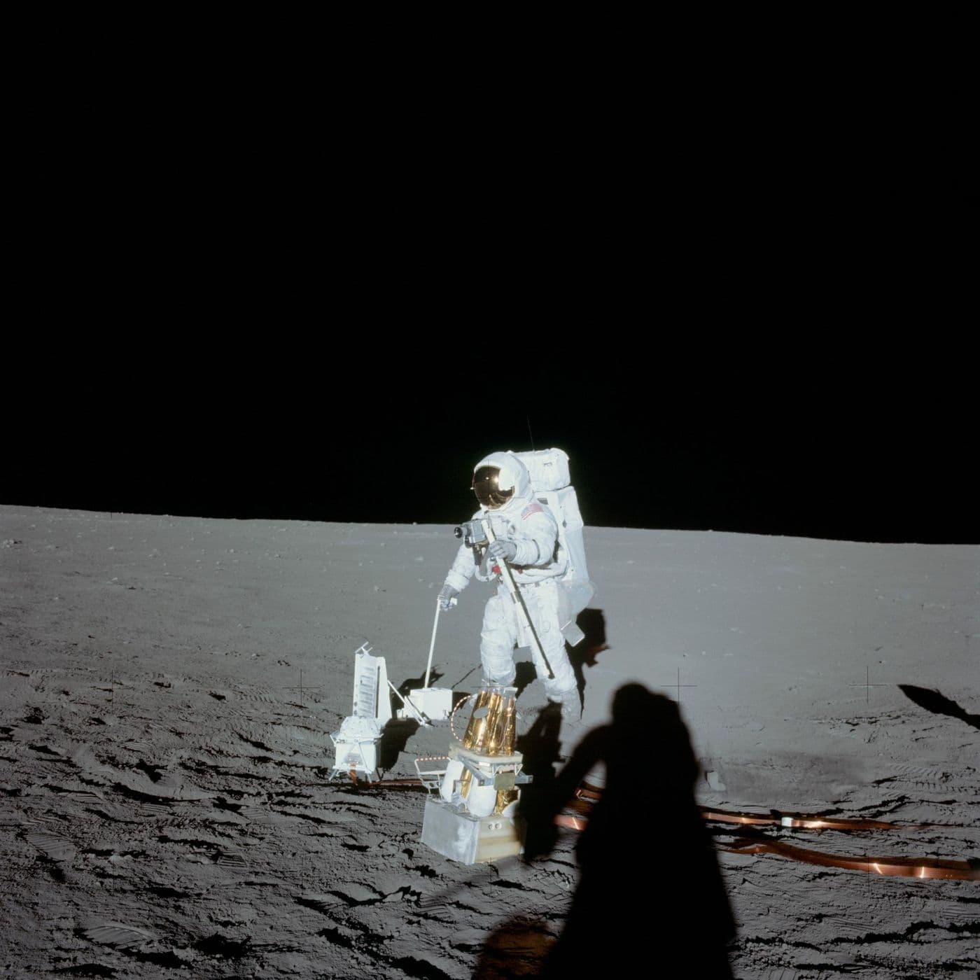 Alan Bean rozmisťuje na povrchu Měsíce vědeckou stanici ALSEP (NASA).