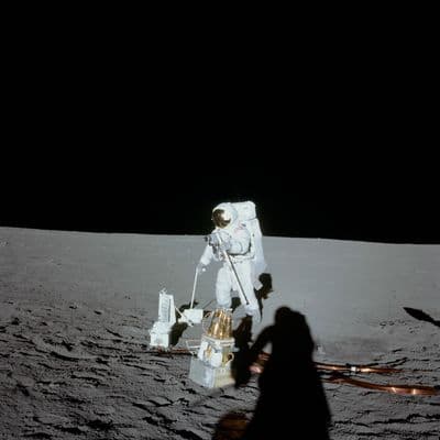 Alan Bean rozmisťuje na povrchu Měsíce vědeckou stanici ALSEP (NASA).