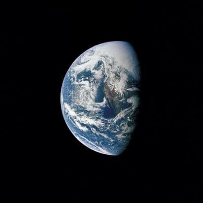 Fotografie Země pořízená posádkou Apolla 13 během zpáteční cesty od Měsíce (NASA AS13-60-8588).