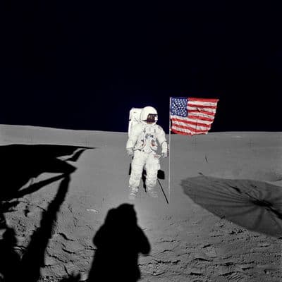 Edgar Mitchell u americké vlajky na povrchu Měsíce, EVA-1, Apollo 14 (NASA).
