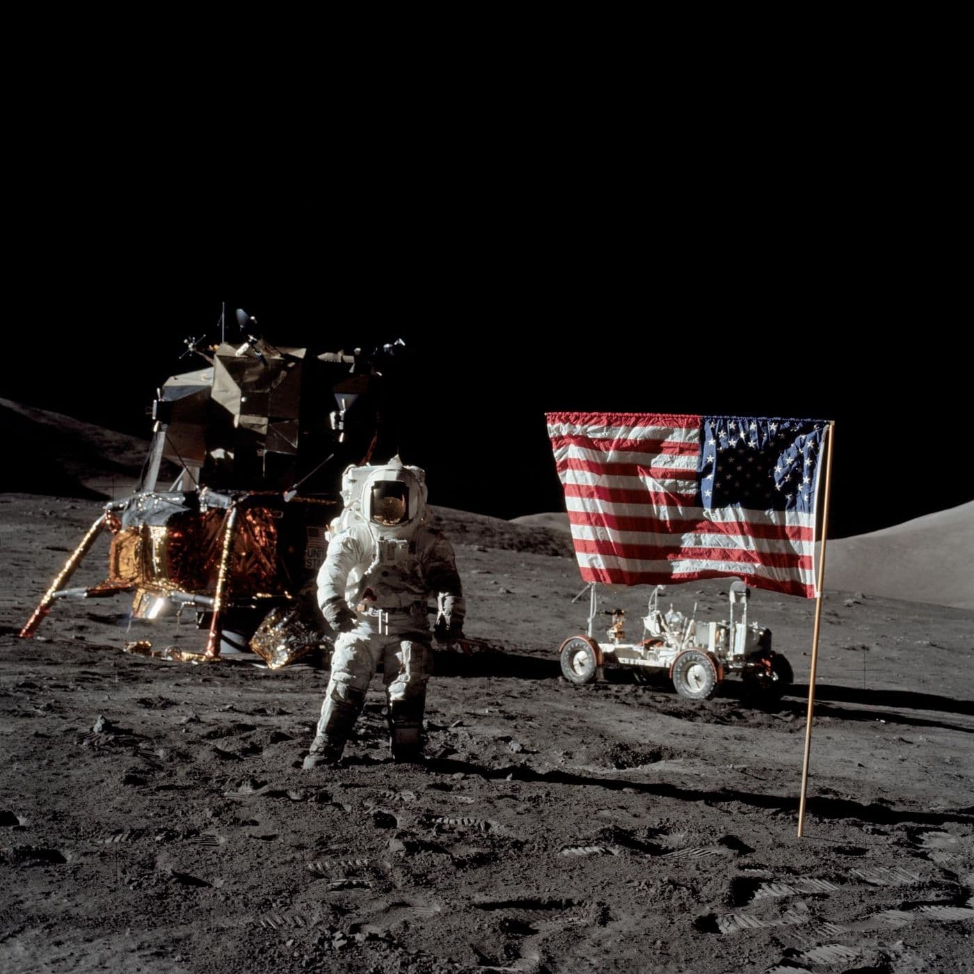 Lunární modul Challenger, vozítko LRV a vlajka USA na místě přistání Taurus-Littrow (NASA AS17-134-20382).