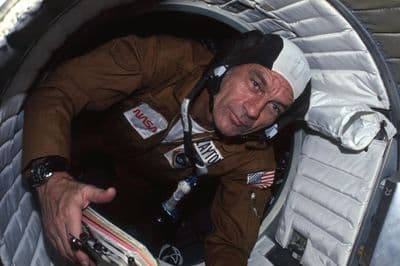 Astronaut Deke Slayton v průlezu mezi americkou a sovětskou lodí.