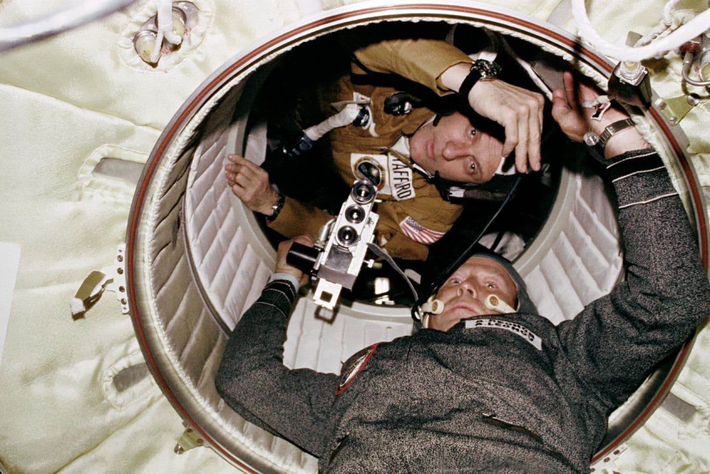 Astronaut Tom Stafford a kosmonaut Alexej Leonov v přechodovém tunelu mezi loděmi.