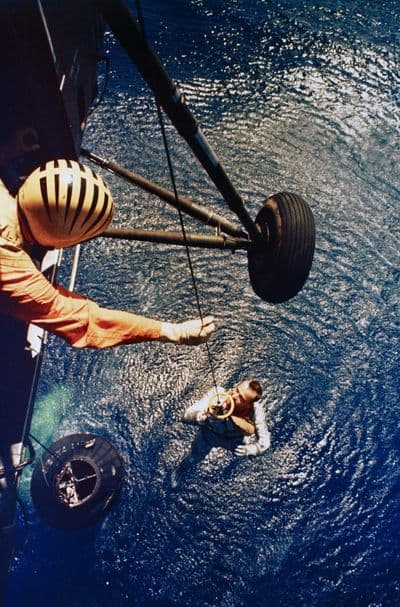 Alan Shepard je po přistání vytažen z vody vrtulníkem.