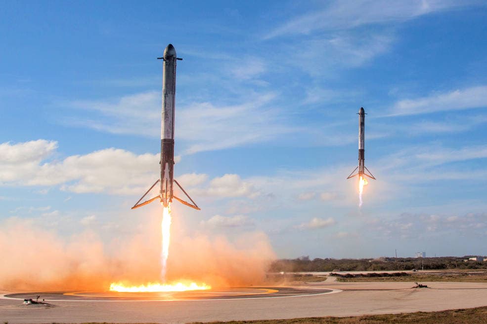 Dva postranní stupně Falconu Heavy současně přistávají na LZ-1 a LZ-2.
