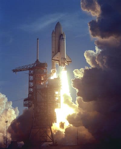 Start raketoplánu Columbia na misi STS-1, 12. dubna 1981.