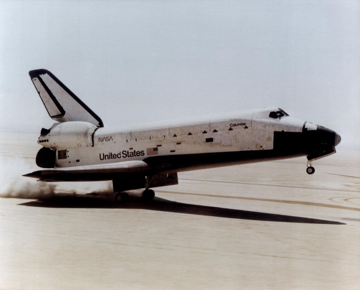 Raketoplán Columbia přistává po misi STS-1.