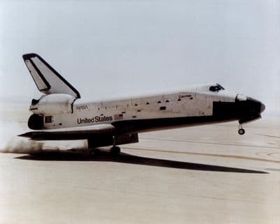 Raketoplán Columbia přistává po misi STS-1.