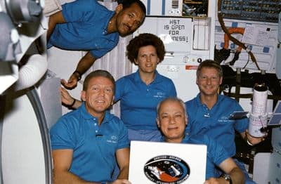Pět členů posádky mise STS-31.