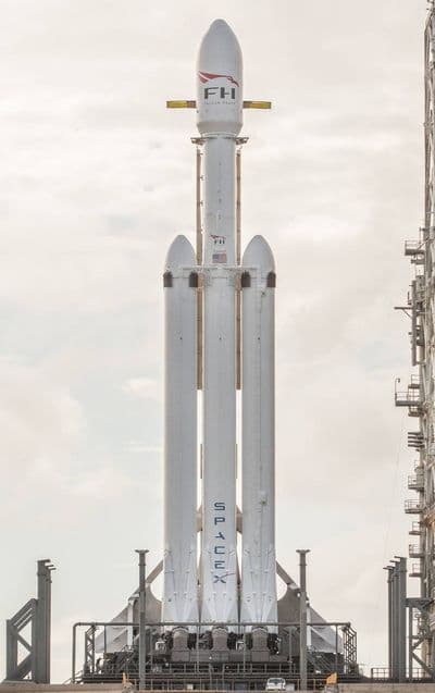 První Falcon Heavy na startovní rampě 39A před demonstračním letem.