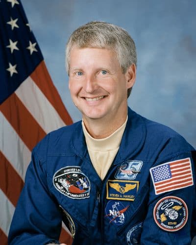 Portrét astronauta Stevena A. Hawleyho.