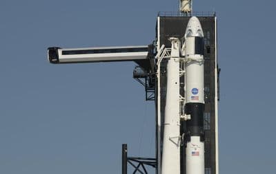 Crew Dragon Endeavour během příprav na první pilotovaný let.