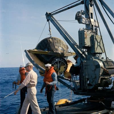 Kapsle Gemini 8 se vytahuje jeřábem na palubu USS Leonard F. Mason (NASA).