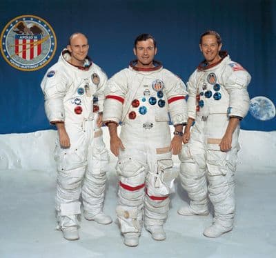 Posádka Apolla 16 (Mattingly, Young, Duke) na pozadí znaku mise (NASA).