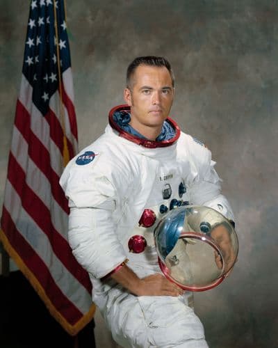 Official NASA portrait of astronaut Robert L. Crippen.