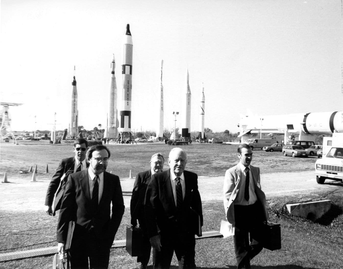 Členové Rogersovy komise přijíždějí do Kennedyho vesmírného střediska vyšetřovat havárii.