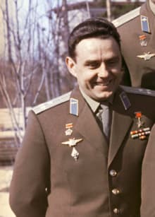 Portrét sovětského kosmonauta Vladimira Komarova, který zahynul při prvním pilotovaném letu lodi Sojuz.