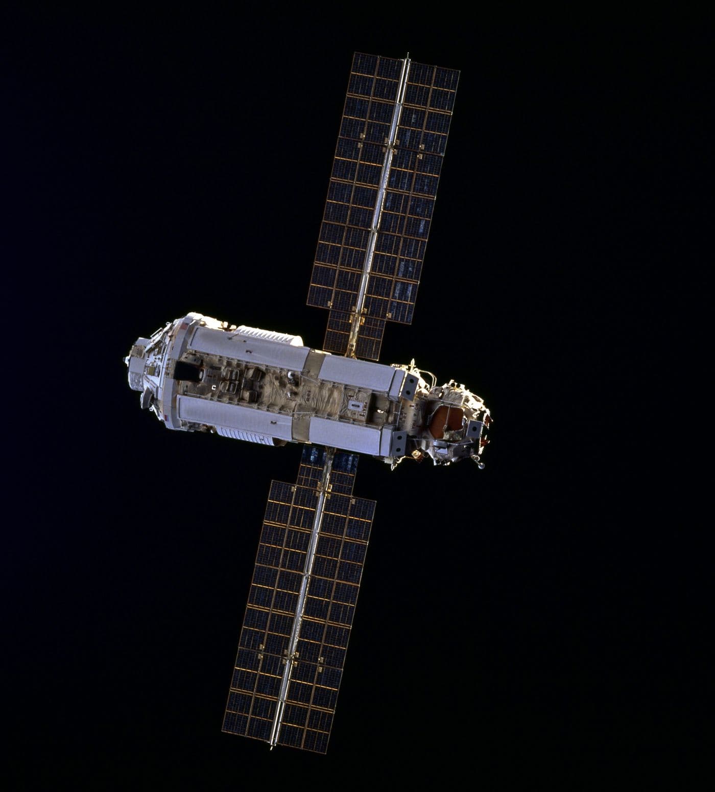 Modul Zarja fotografovaný z raketoplánu Endeavour během mise STS-88 (1998).