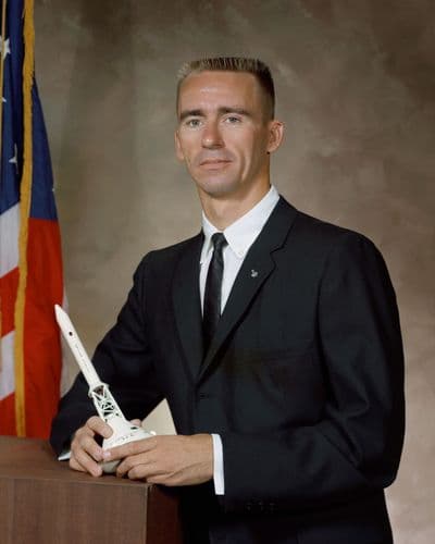 Portrét astronauta Waltera Cunninghama.