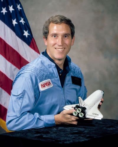 Portrét pilota mise STS-51-L Michaela J. Smithe.